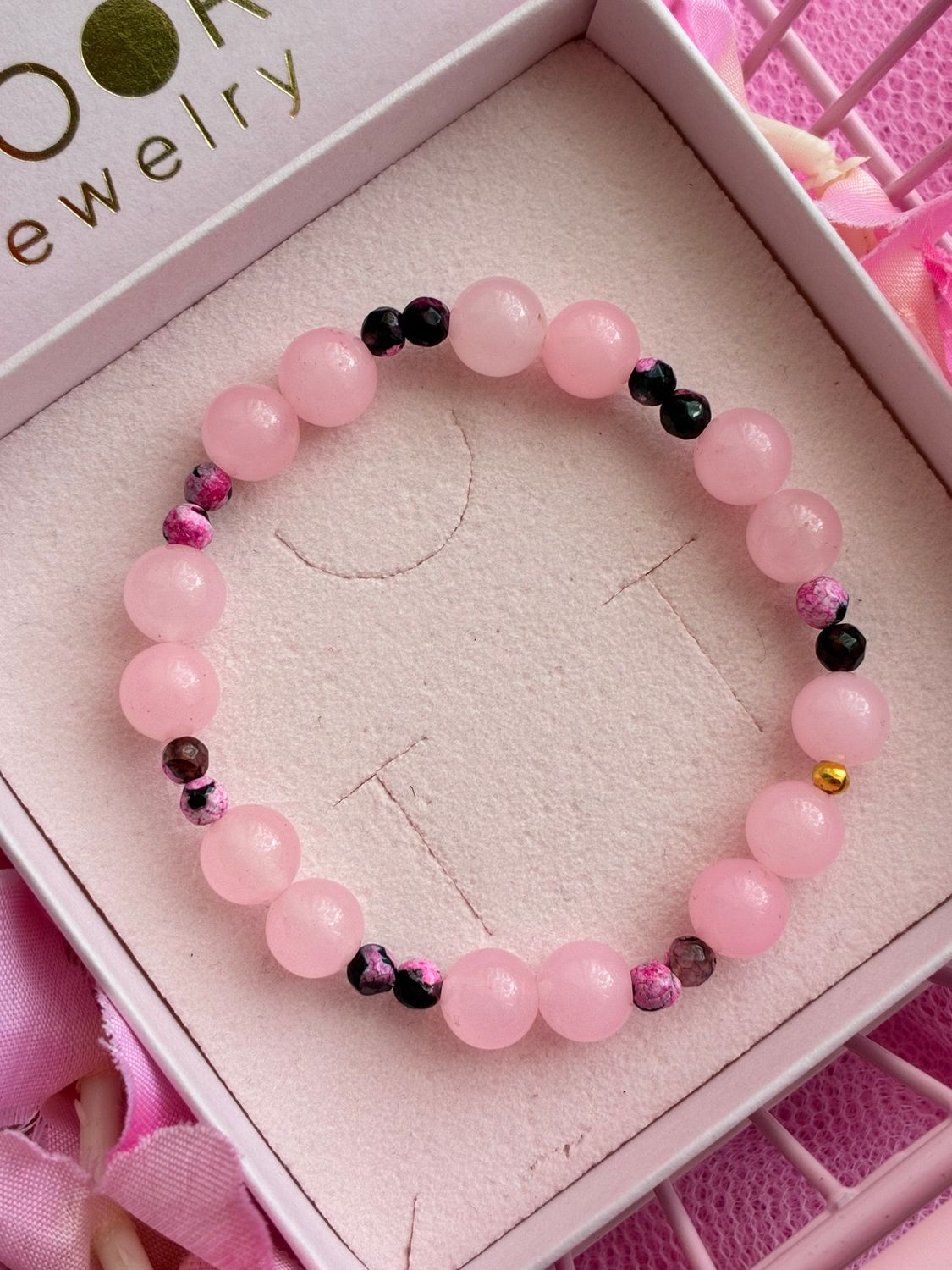 lyserød armbånd med ægte sten