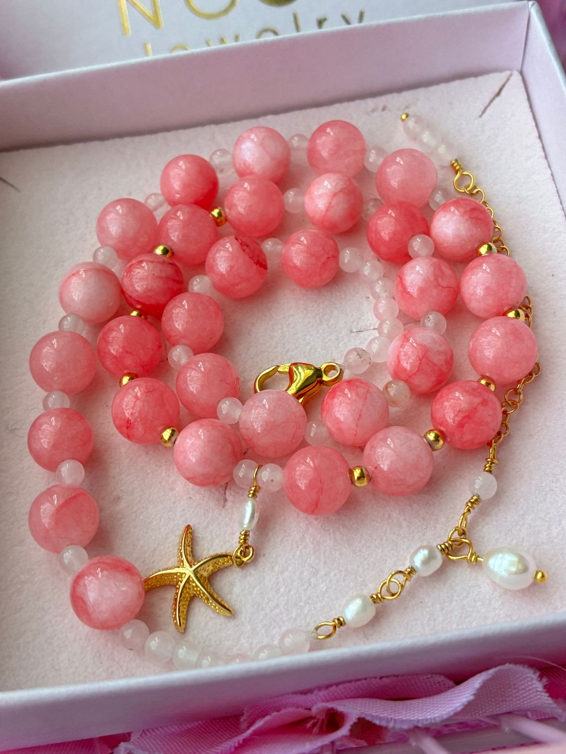 lyserød halskæde med forgyldt søstjerne