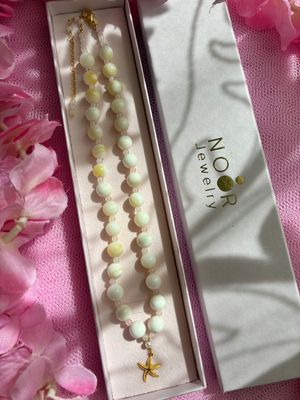 Medina halskæde med hvide perler og søstjerne