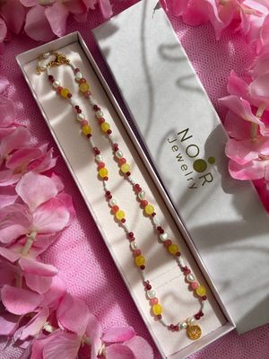 hadia halskæde i rød gul og hvid farve