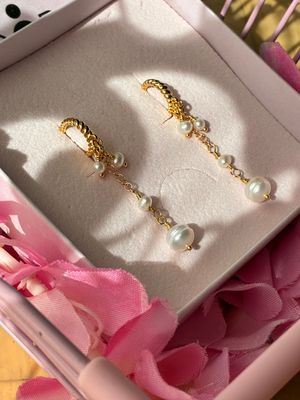 Noura øreringe festlige øreringe med flere hængende ferskvandsperler