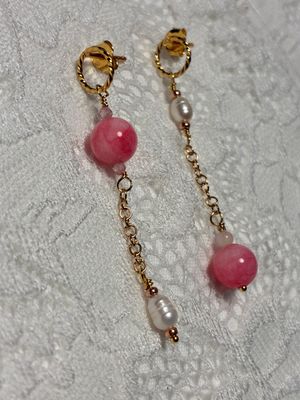 pink øreringe med sten og ferskvandsperle