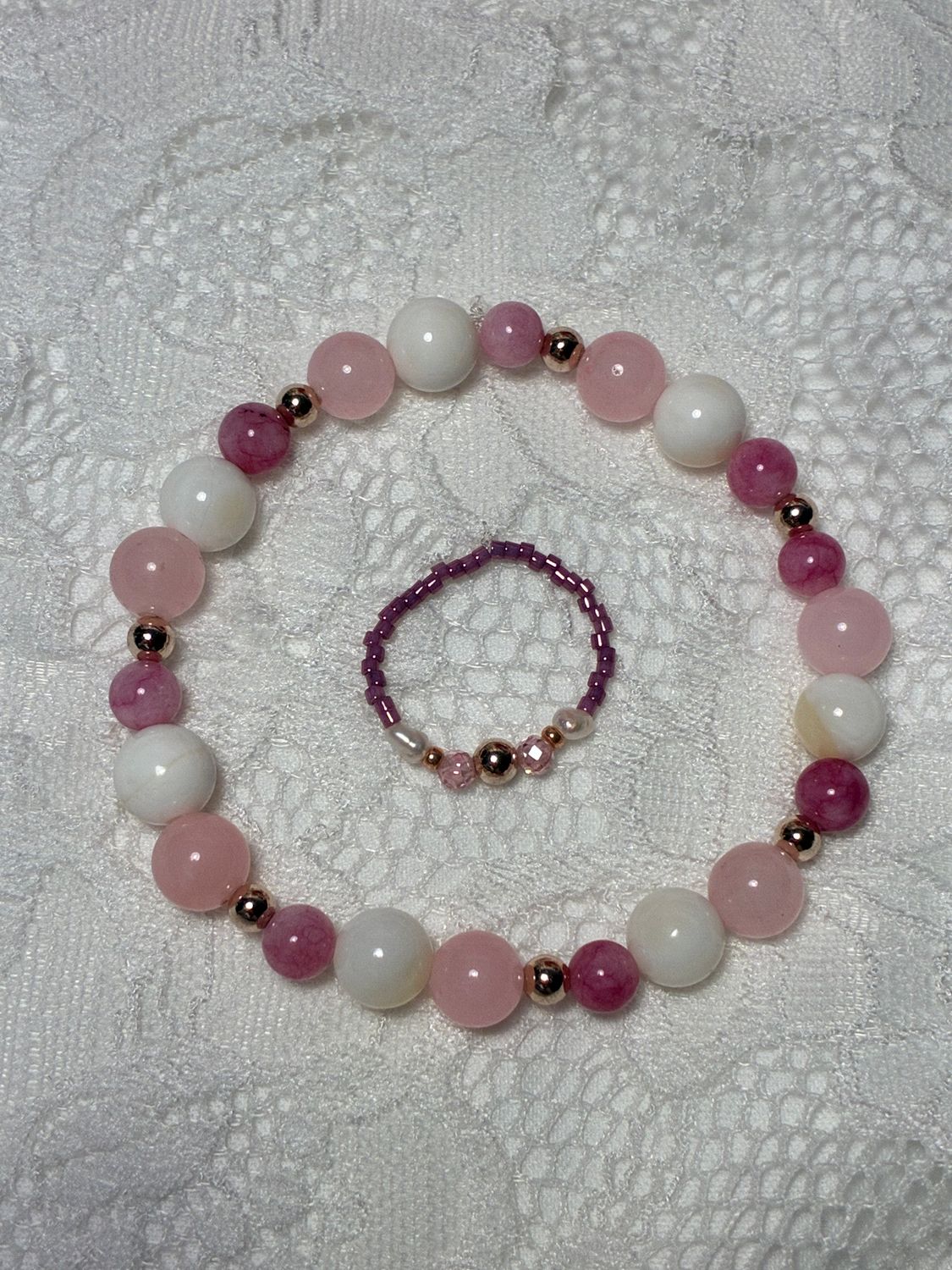 lyserød perlearmbånd med sten