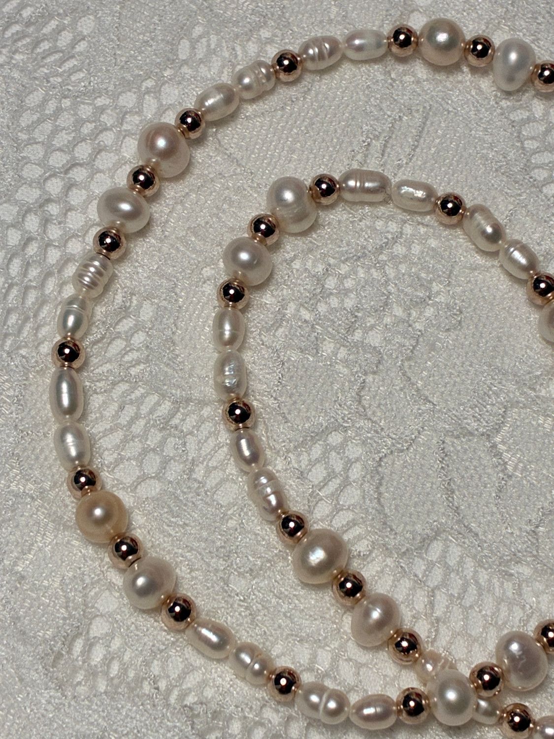elegant damehalskæde med hvide ferskvandsperler