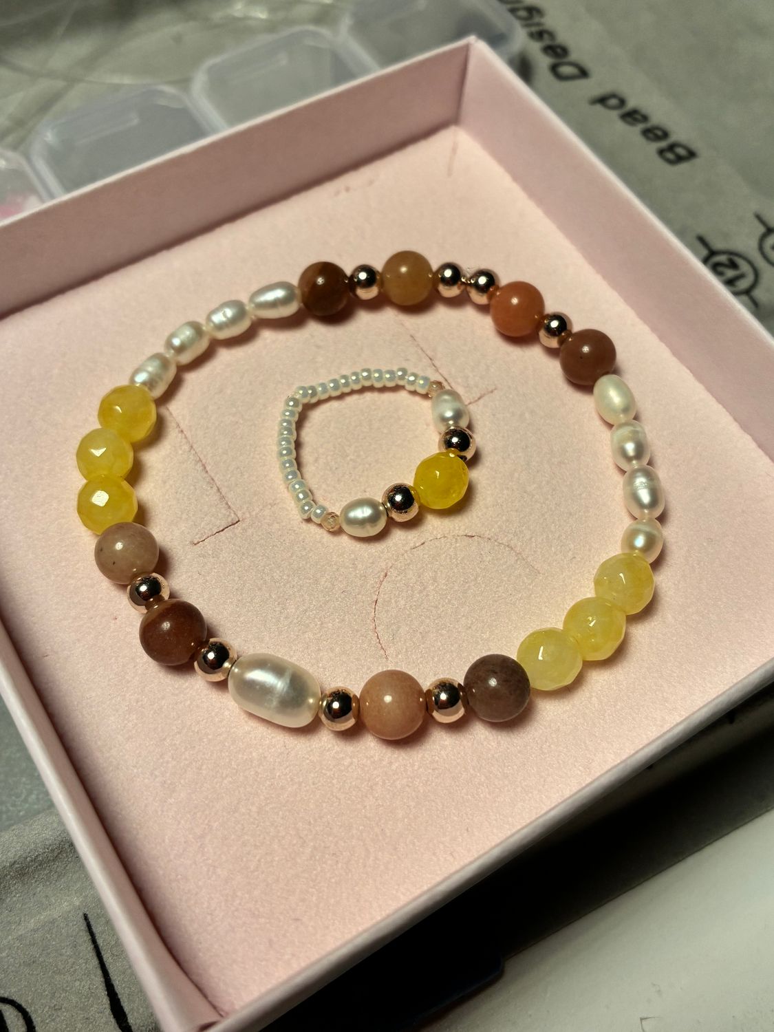 aurora perlesæt gul og brun