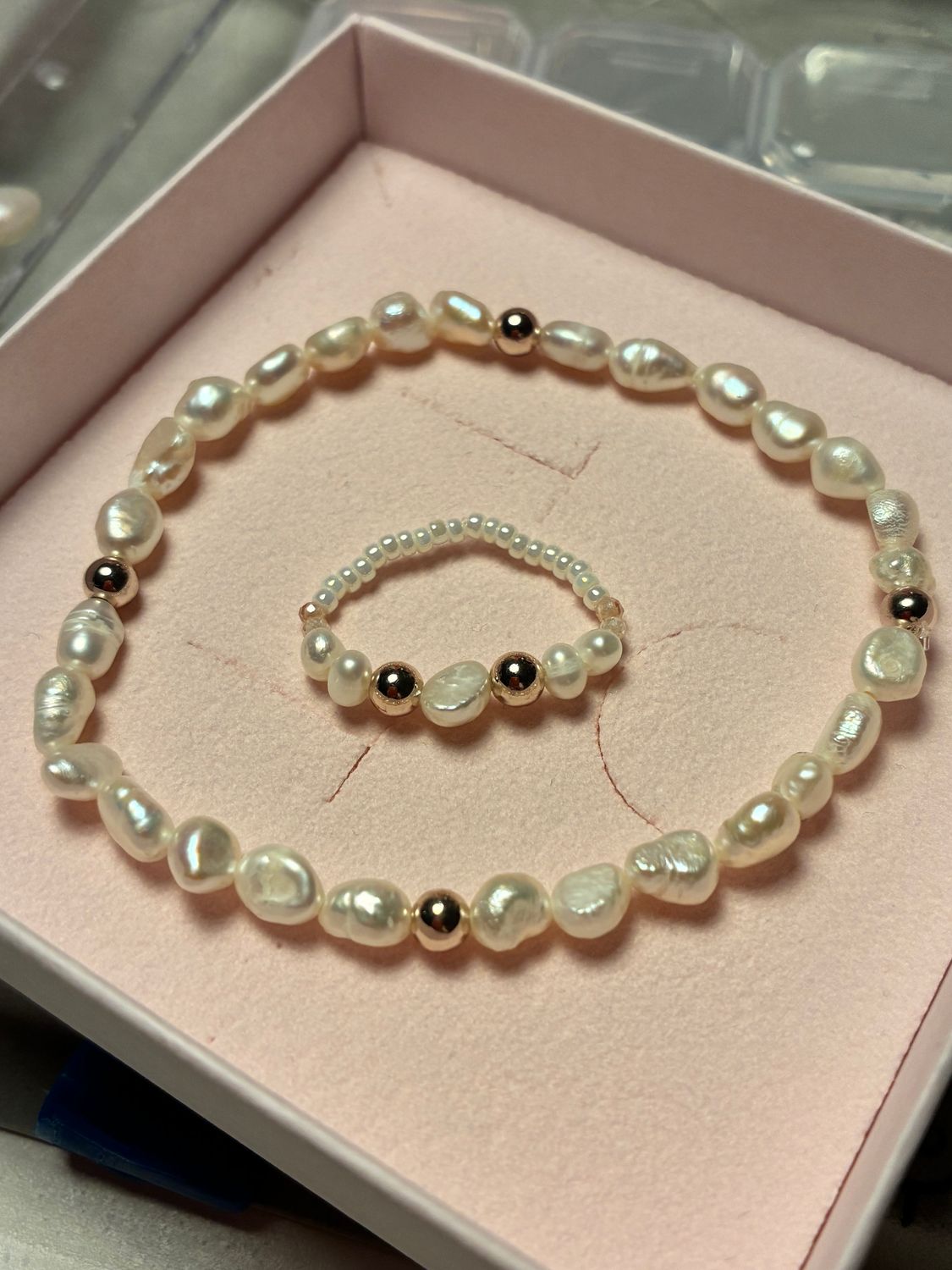 hvid perlearmbånd med ferskvandsperlerog rosaguld hæmatit