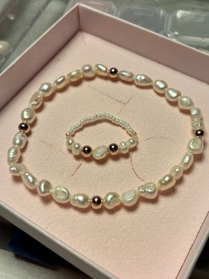 hvid perlearmbånd med ferskvandsperlerog rosaguld hæmatit