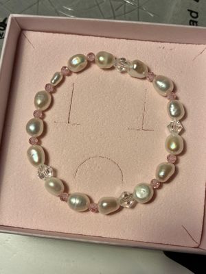 armbånd med hvide og lyserøde perler