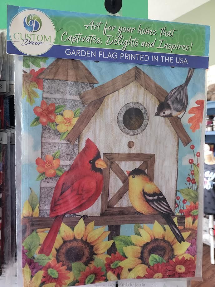 Custom Decor Garden Flags, Options: Barn Birdhouse