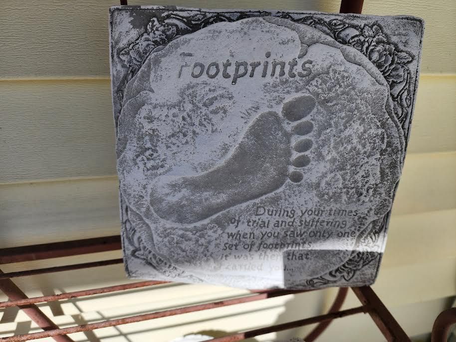 Medium Concrete Stone, Options: Footprints