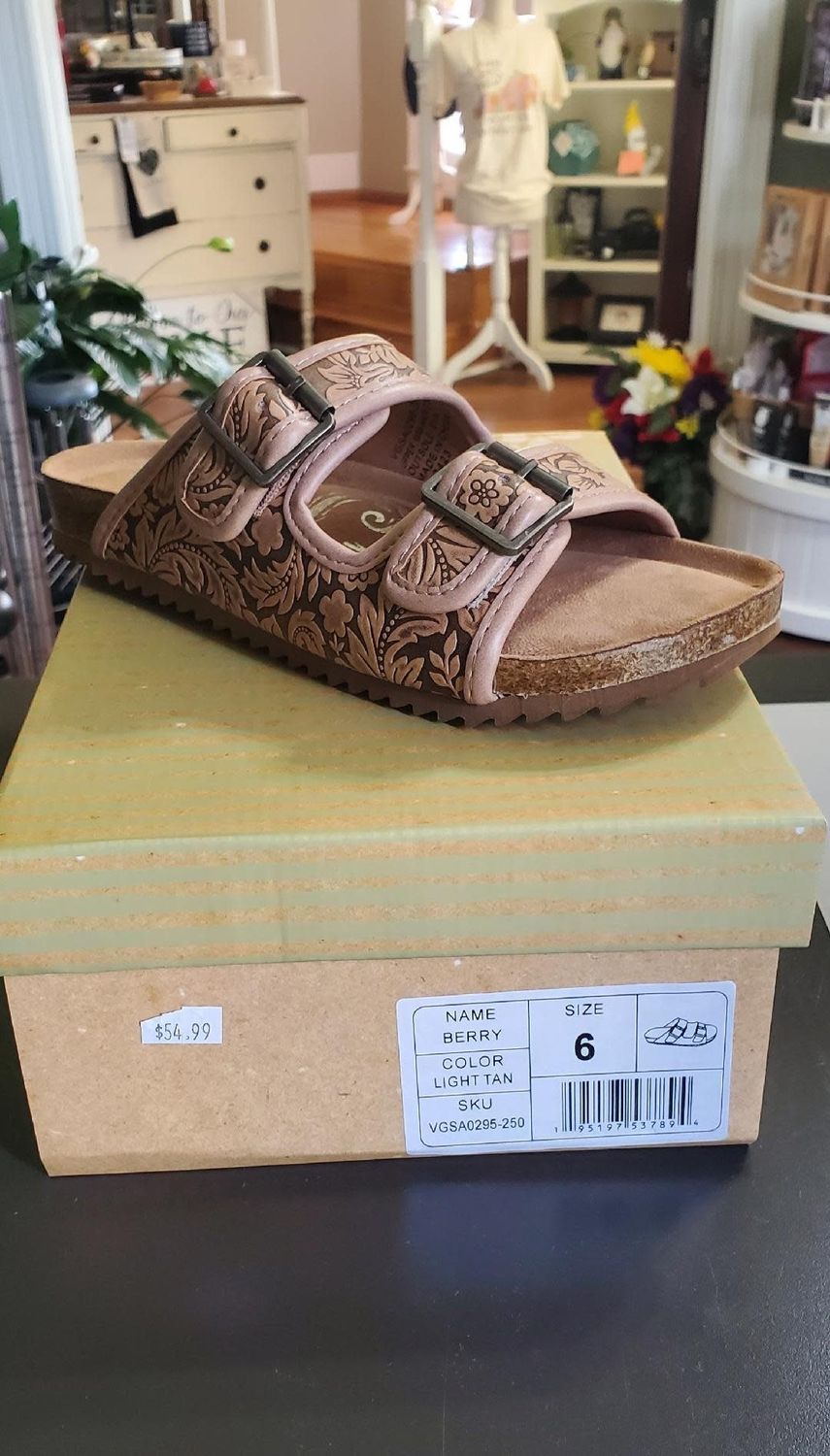 Berry, Color: Light Tan, Size: 6