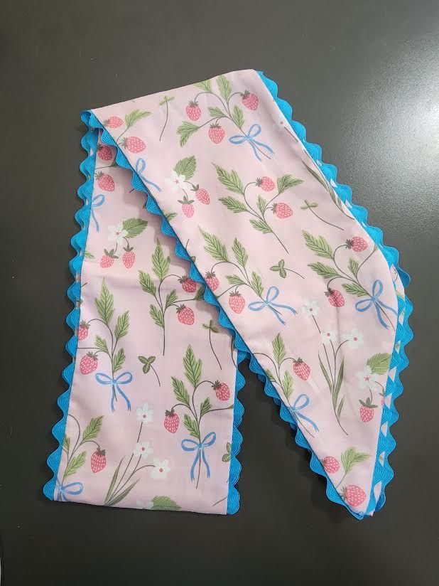 Wreath Sash with Ric Rac Trim, Options: Strawberry