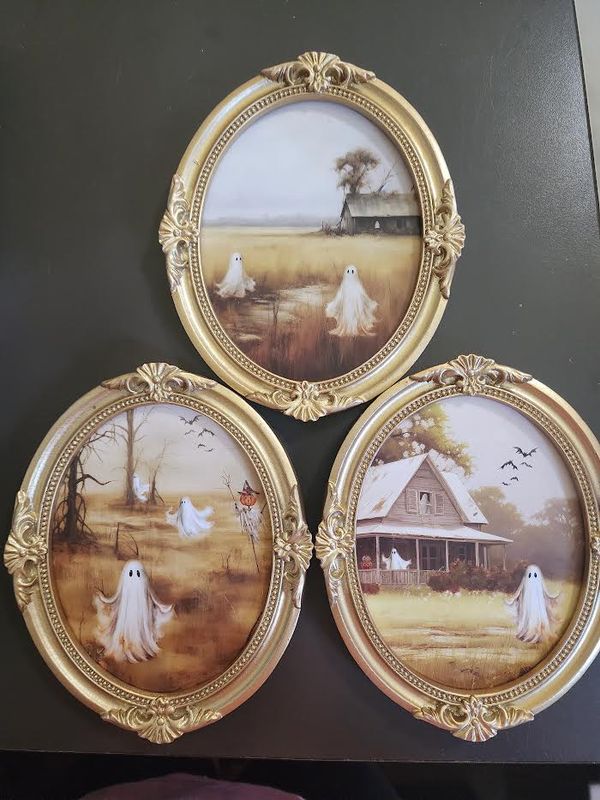 Haunted Oval Ghost Wall Decor