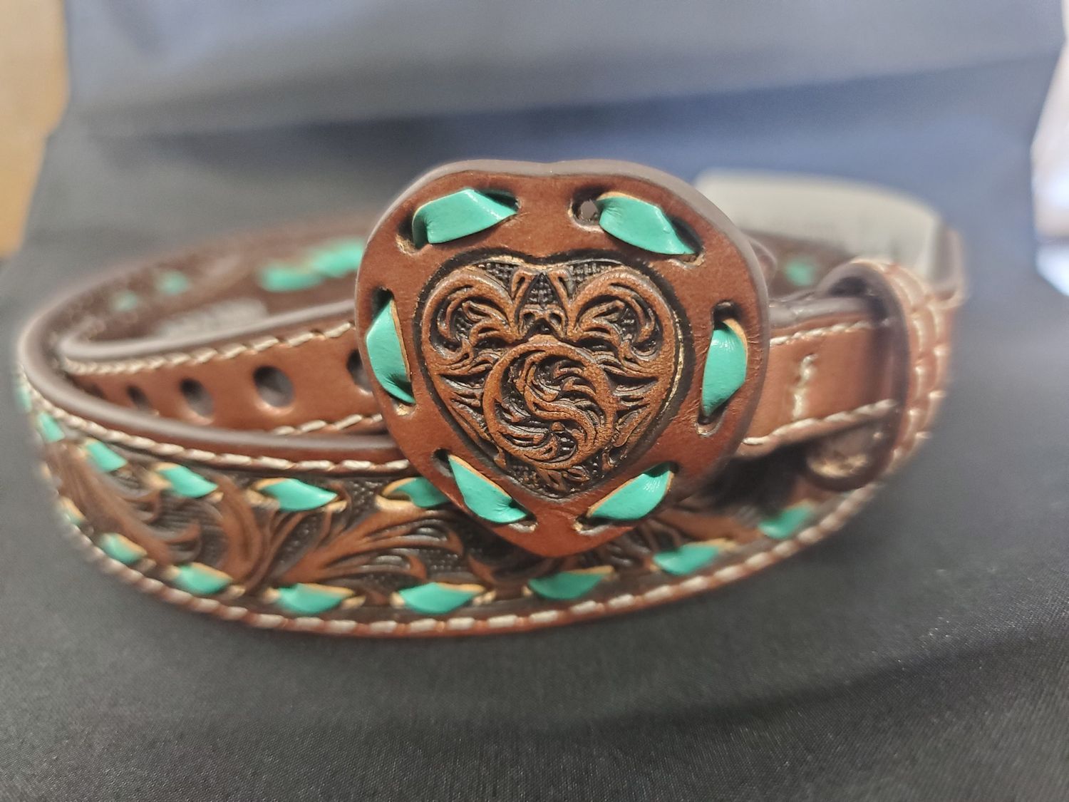 3D 3/4&quot; - 1/2&quot; SCROLL EMBOSSED HEART BUCK STITCH HATBAND in BROWN/TURQUOISE