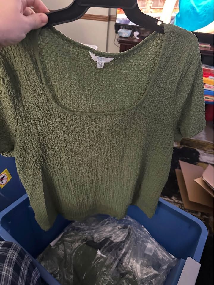 Time and Tru Women&#39;s Square Neck Pucker Tee with Short Sleeves, Size XXXL.