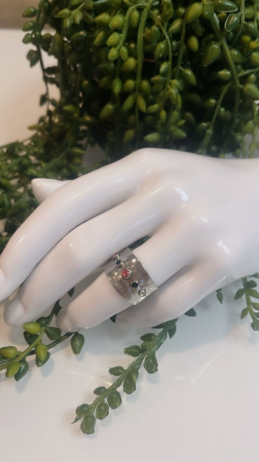 Anillo plateado con piedras