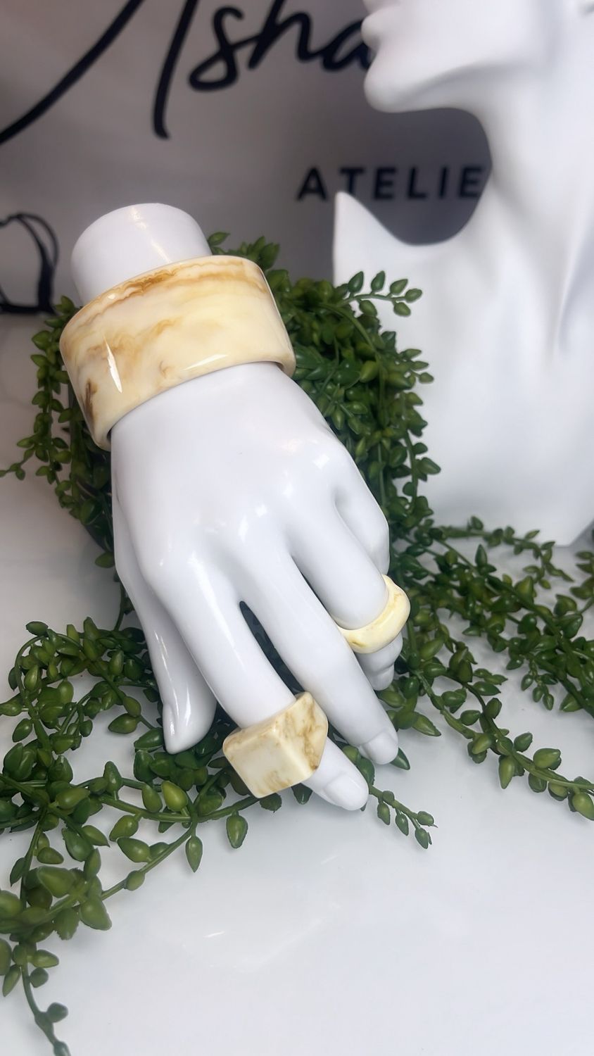 Set de pulsera y 2 sortijas marmoleadas en acrílico