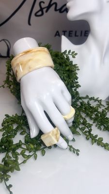 Set de pulsera y 2 sortijas marmoleadas en acrílico