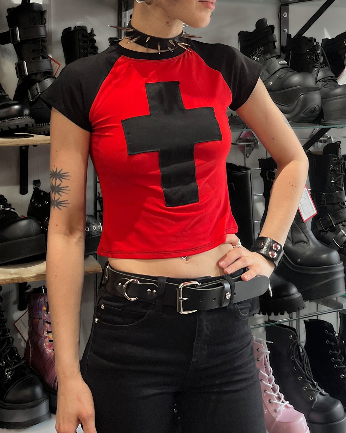 T-shirt Court Petite Croix Rouge &amp; Noir - FAIT AU QUEBEC