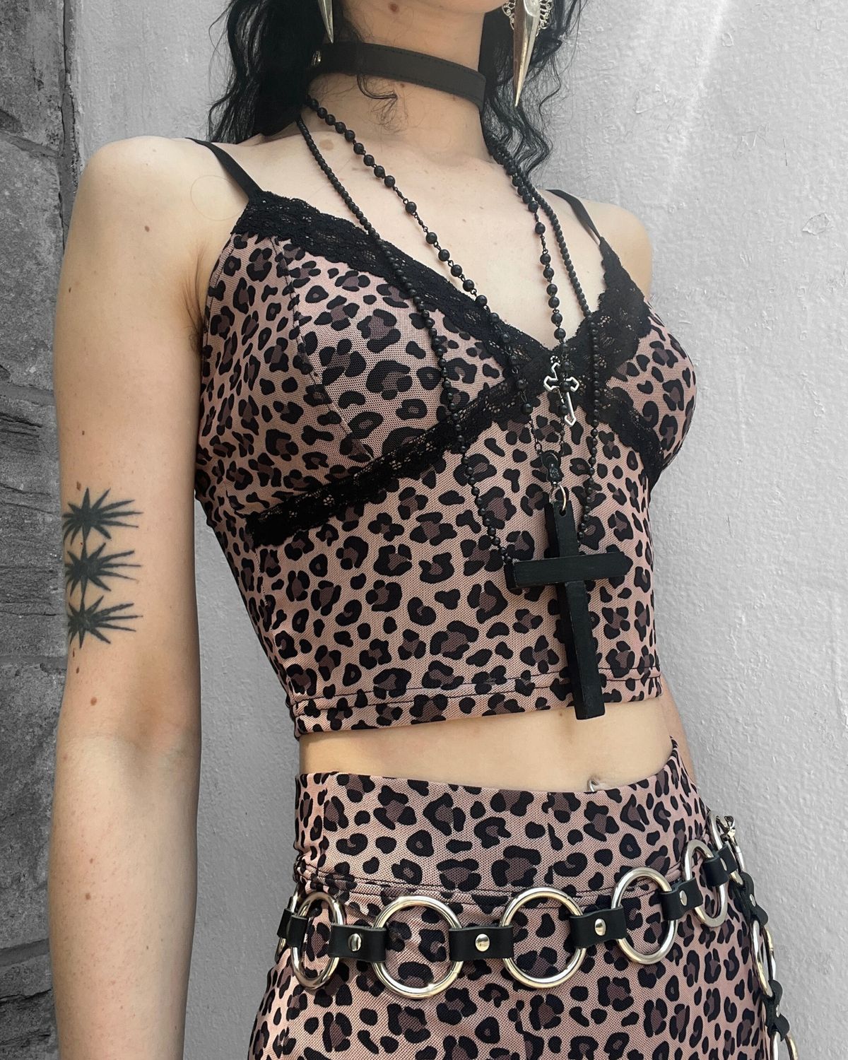 Camisole Courte Léopard Brun avec Pendentif Croix - FAIT AU QUEBEC