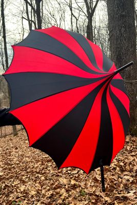 Batwing Pagoda Umbrella [BLACK / RED]