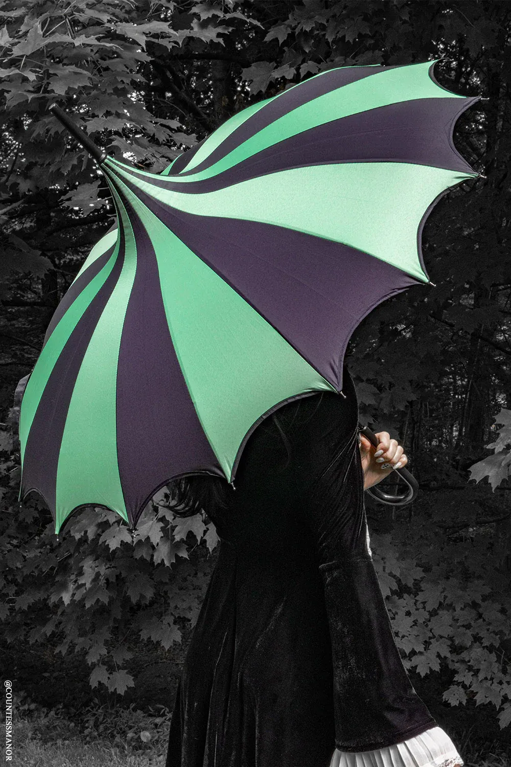 Batwing Pagoda Umbrella [BLACK &amp; GREEN]