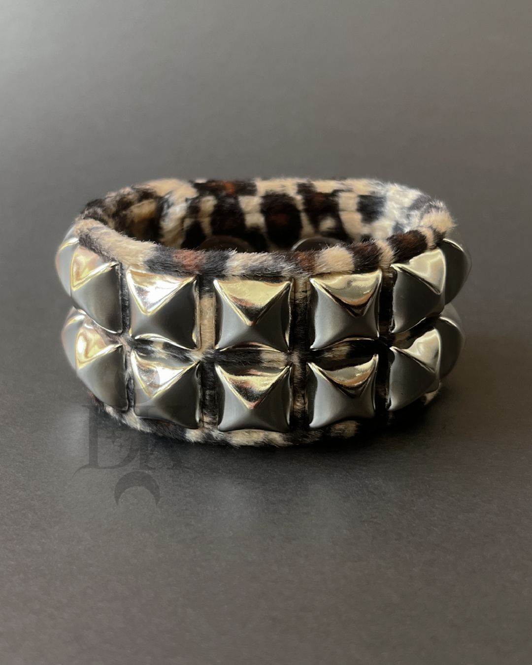 Bracelet en Fausse Fourrure Léopard Brun avec Studs BC112L-BRN