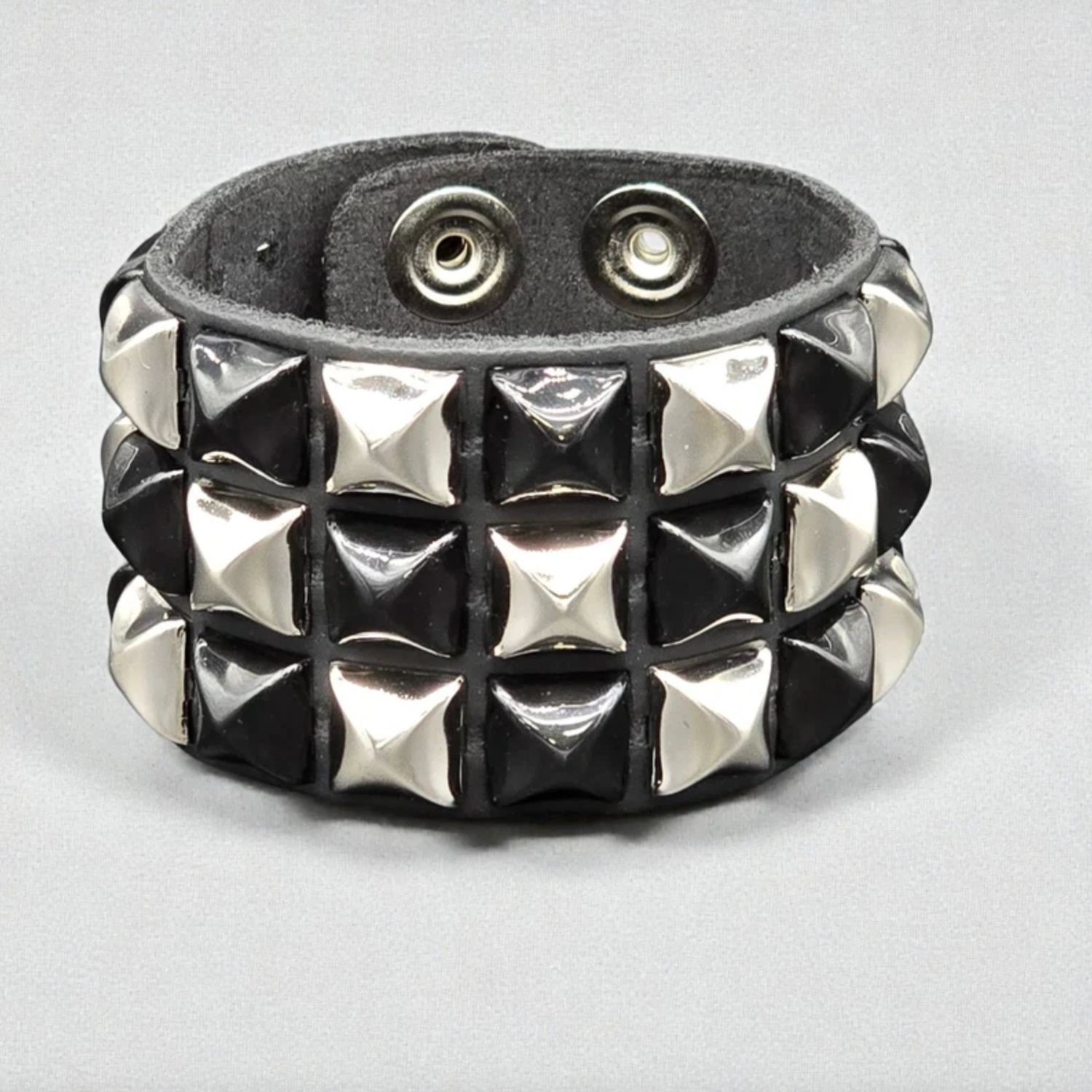 Bracelet à Studs Argentés et Noirs FB306