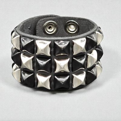 Bracelet à Studs Argentés et Noirs FB306