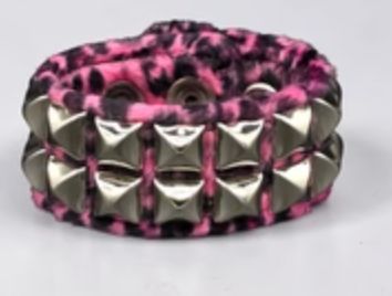 Bracelet en Fausse Fourrure Léopard Rose avec Studs BC112L-PINK