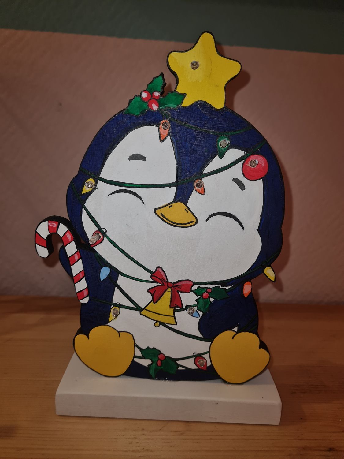 Süßer Pinguin mit Lichterkette und beleuchtet, Weihnachtsdeko