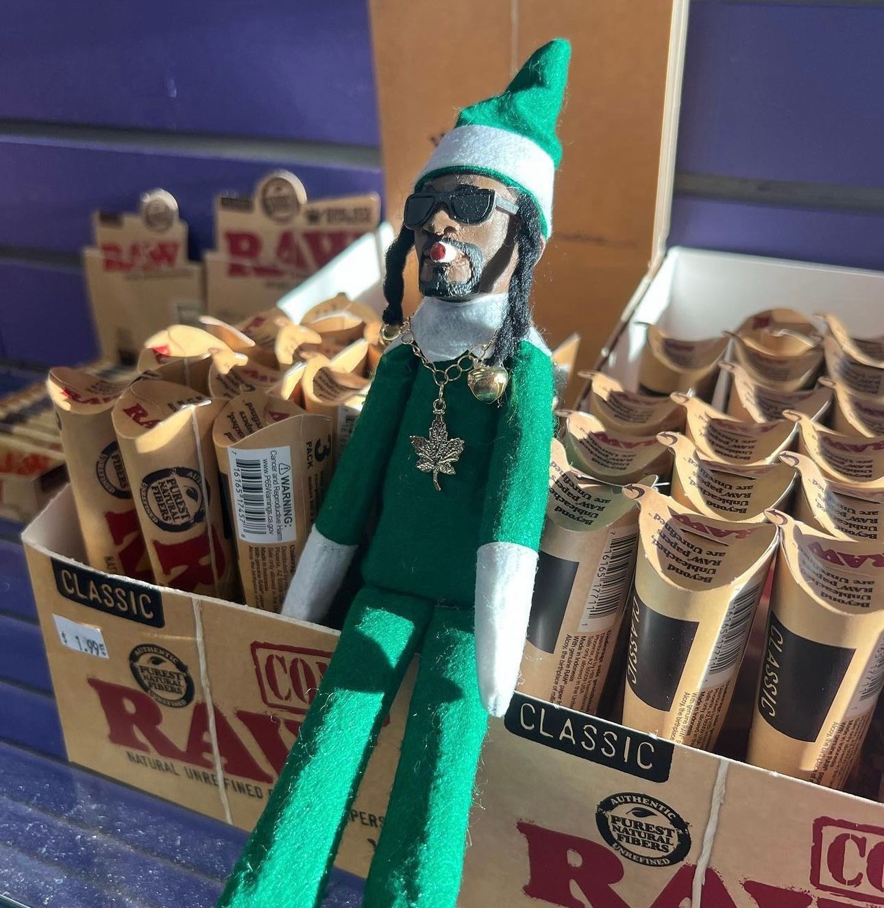 snoop on the stoop (elf on the shelf)