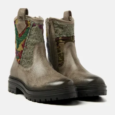 CHELSEA BOOTS