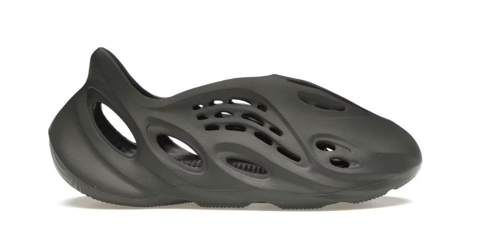 Yeezy Foam RNNR &#39;Carbon&#39;