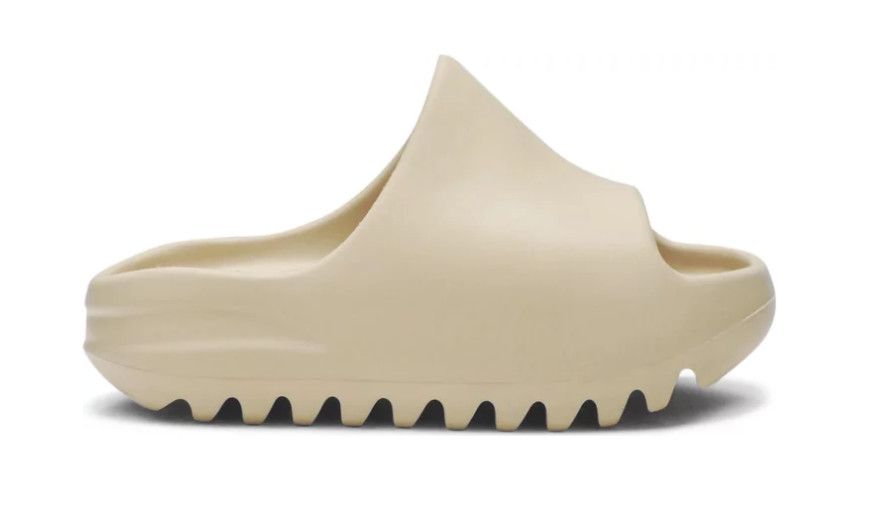 PS Yeezy Slide &#39;Desert Sand&#39;