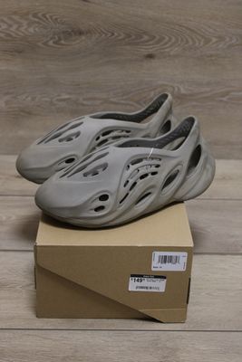 PO Yeezy Foam RNNR 'Stone Sage'
