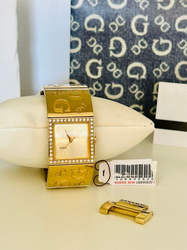 MUY BUEN ESTADO : RELOJ GUESS 180340L1 Corra Acero Inoxidable acabado oro.
