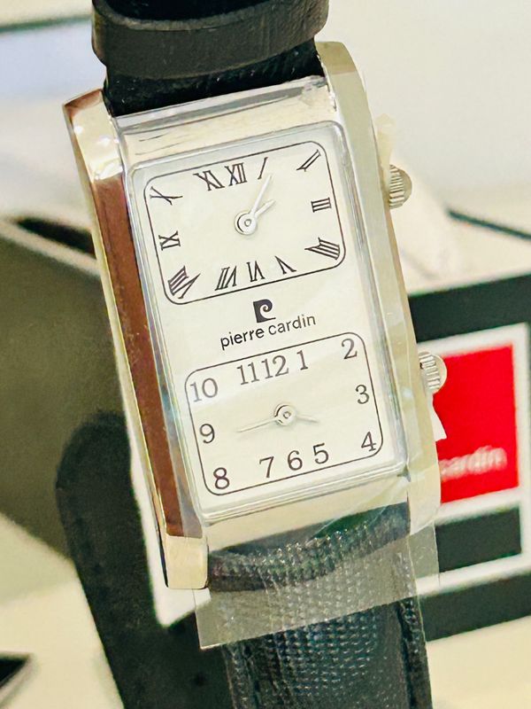 PRODUCTO :  NUEVO / Raro y vintage Pierre Cardin Paris, doble huso horario, acero inoxidable, reloj de cuarzo.