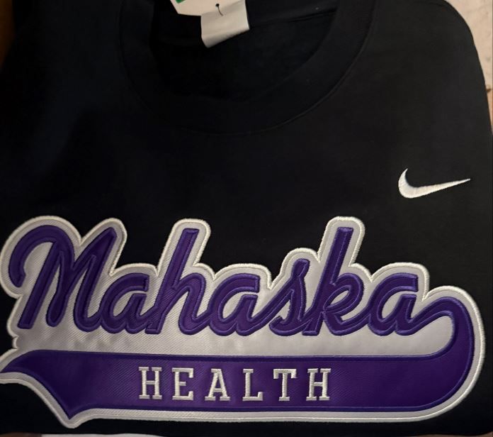 NIKE CLUB FLEECE CREW-TWILL APPLIQUE