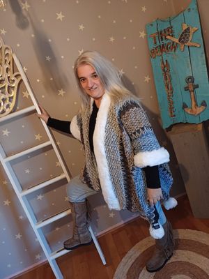 Poncho met wol afwerking