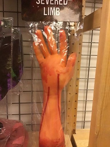 Rubberen afgehakte arm met bloed