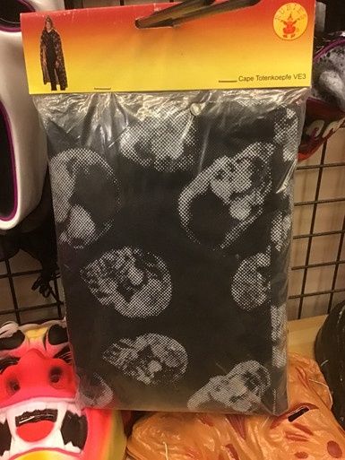 Zwarte cape met doodskoppen