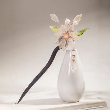 Houten Haarstok met Elegante Chinese Lelie Bloemen - Wit/Goud