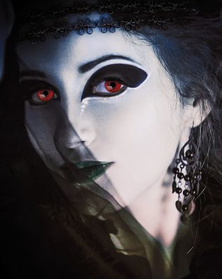 Lenzen  maanden Vampire Vein Eye