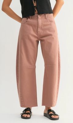 Barrel jean with seams