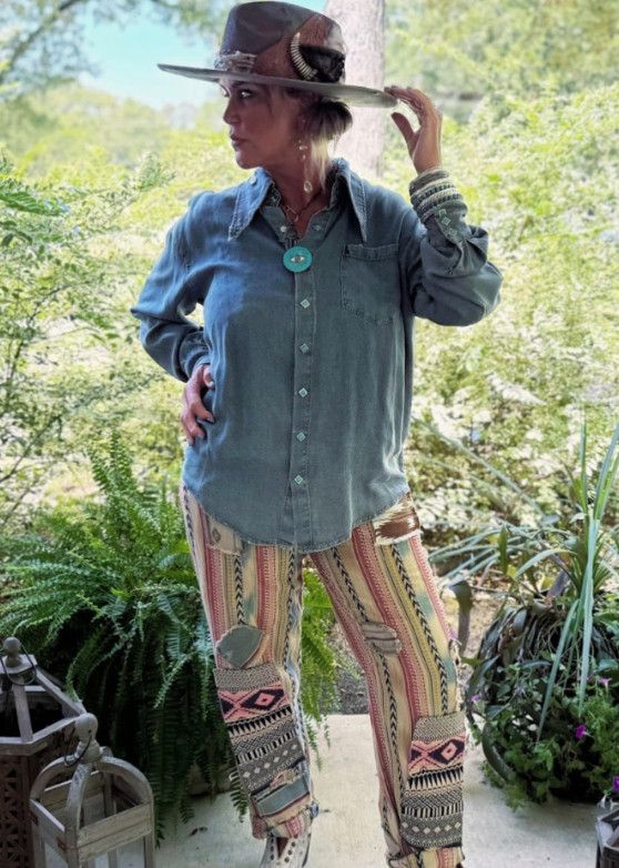 To the point shirt w/ turquoise button detail