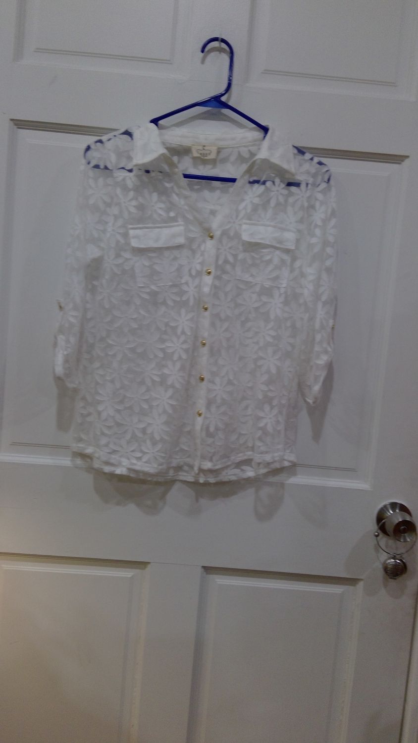 Ember White Daisy Flower Shirt Size Small