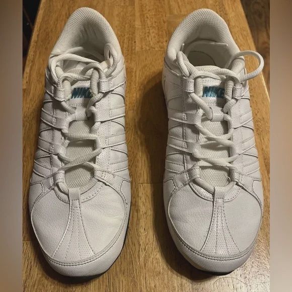 Nike Musique Snicker   size 9 Womens