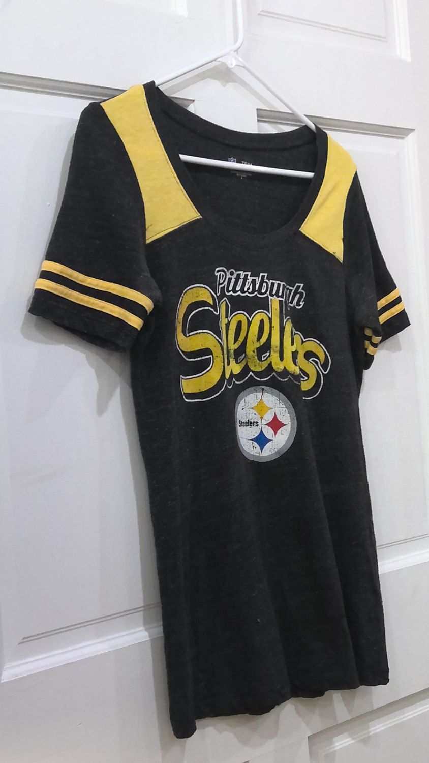 NFL TEAM Apparel Steelers v neck size med