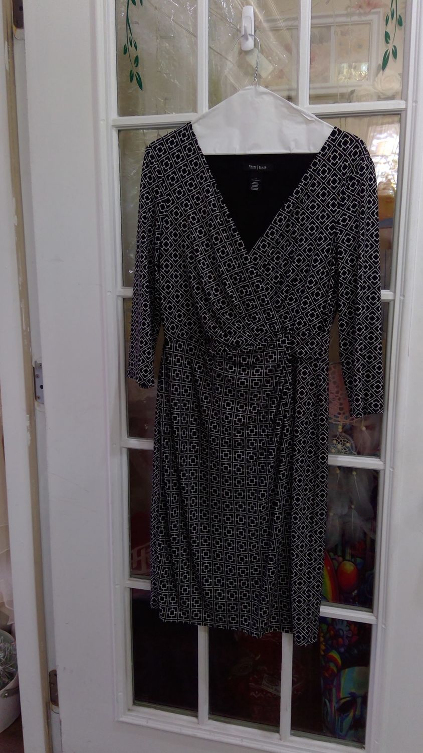 white house black market  chain design white and black size 6 long sleeve dress